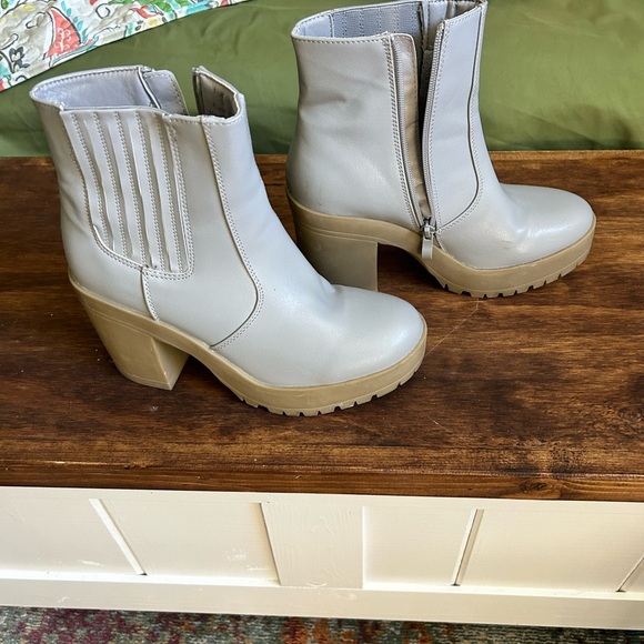 Journee Collection Riplee Platform Booties - Picture 1 of 6